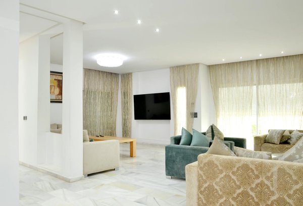 How to Style a Pair of Classic Chinos for Weekend Outings?